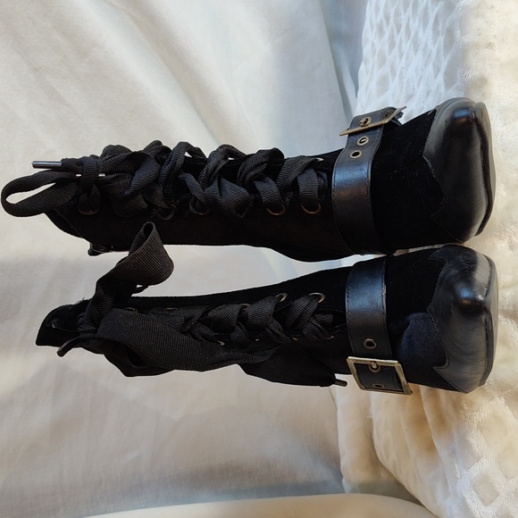 ELLIE Brand Booties - Picture 3 of 7